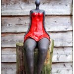 Workshop keramiek beeld vrouw lady in red clay-obscuur