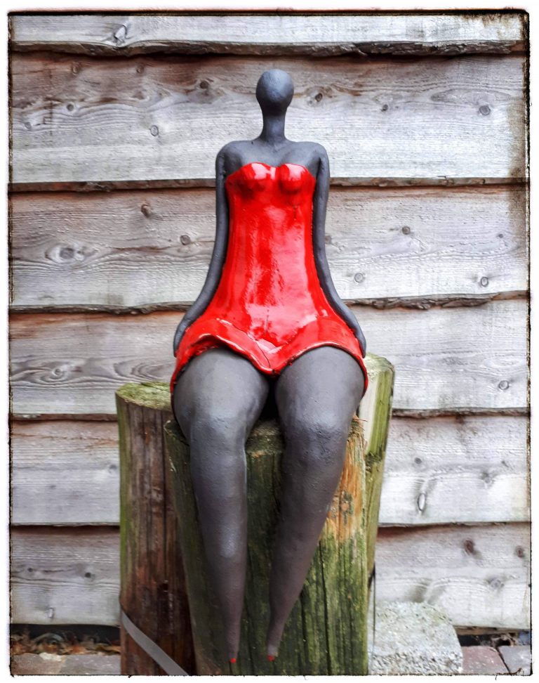 Workshop keramiek beeld vrouw lady in red clay-obscuur